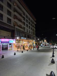 eine Stadtstraße in der Nacht mit einem Gebäude in der Unterkunft Deptos Irun I in San Carlos de Bariloche