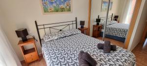 Postel nebo postele na pokoji v ubytování Homes of Spain, Apartamentos Paraiso , Ed Palmerston, Atico K a pie de playa, piscina privada en solarium, WiFi