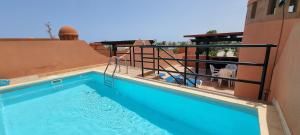 Bazén v ubytování Homes of Spain, Apartamentos Paraiso , Ed Palmerston, Atico K a pie de playa, piscina privada en solarium, WiFi nebo v jeho okolí
