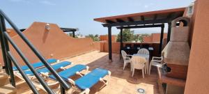 Balkón nebo terasa v ubytování Homes of Spain, Apartamentos Paraiso , Ed Palmerston, Atico K a pie de playa, piscina privada en solarium, WiFi + 37 fotografií