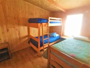 a room with two bunk beds and a bed at Cabaña Río Puelo (Punto Austral) in Puelo