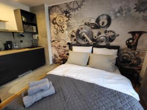 - une chambre avec un lit et un mur avec des assiettes dans l'établissement Aparthotel Krzywa, à Katowice