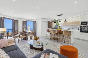 a living room and kitchen with a couch and a table at Comeback LA CASA DEL SOL NACIENTE in Salobreña