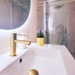 un lavandino con rubinetto e doccia di Casa Dourada ad Alvor