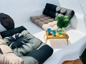 NazaretにあるRefugio de Luz y Tranquilidad en Nazaretのソファ2つとテーブルのあるリビングルーム