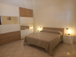 una camera con un letto e due luci su due tavoli di Le tre coccinelle a Porto Cesareo