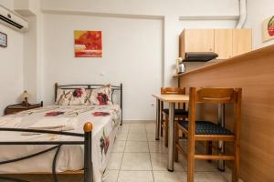 una camera con letto, scrivania e sedia di Central Cozy Apartment 4 a Sparta