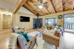 a living room with couches and a tv at Cloudcroft Mountain Retreat about 5 Mi to Skiing! in Cloudcroft