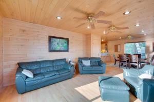 Fotografie z fotogalerie ubytování Lakefront Birchwood House with Deck and Fire Pit! v destinaci Birchwood