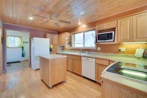 Fotografie z fotogalerie ubytování Lakefront Birchwood House with Deck and Fire Pit! v destinaci Birchwood + 33 fotografií