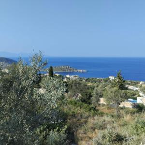vista sull'oceano da una collina di Sea View Land for Rent a Agios Nikolaos
