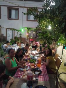 eine Gruppe von Menschen, die an einem langen Tisch sitzen in der Unterkunft İzol Apart Evleri Adrasan in Kumluca