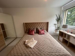 una camera da letto con un grande letto con cuscini rossi di Terrasse de lavaux chambre privée a Puidoux