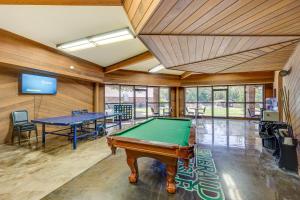Τραπέζι μπιλιάρδου στο Hot Springs Condo on Lake Hamilton with Views!