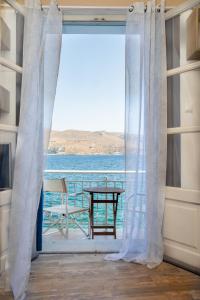 ventana con mesa y vistas al océano en ARTEMIS SUITE, en Agia Marina