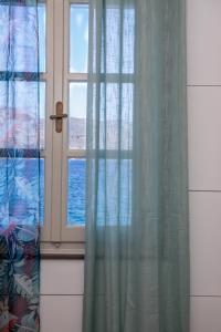 una ventana abierta con vistas al océano en ARTEMIS SUITE, en Agia Marina