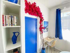 Una puerta azul en una habitación con una mesa en Le Santorini - centre ville & terrasse privée en Béthune