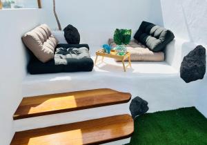 NazaretにあるRefugio de Luz y Tranquilidad en Nazaretのソファ2つとテーブルのあるリビングルーム