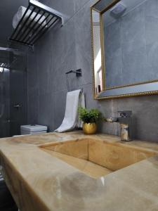 bagno con lavandino in legno e specchio di HOTEL MARGARITA a Puebla