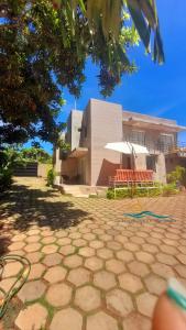 a patio with chairs and a building in the background at Posada Villa Mayo Apartamento7 familiar a 5 Min de Playa Parguito in Paraguachi