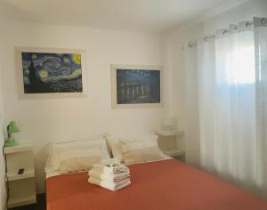 Terrazza Gianicolense في روما: غرفة نوم عليها سرير وفوط