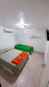 Habitación con 2 camas en una habitación con un cartel en la pared en Posada Villa Mayo Apartamento7 familiar a 5 Min de Playa Parguito, en Paraguchi