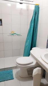 a bathroom with a toilet and a sink and a shower at Posada Villa Mayo Apartamento7 familiar a 5 Min de Playa Parguito in Paraguachi