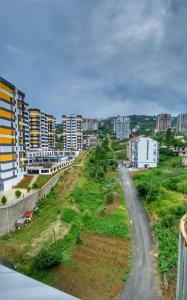 une rue vide dans une ville avec de grands bâtiments dans l'établissement GOLDEN LIFE SUIT, à Trabzon