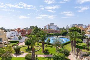 vistas a un parque con palmeras y edificios en Apartamento luminoso cerca al mar, en Roquetas de Mar