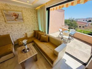 Una sala de estar con un sofá y una ventana grande. en Luxury Villa Ulcinj, en Ulcinj