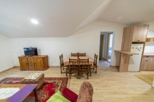 a kitchen and dining room with a table and chairs at Šljivo Apartmani in Herceg-Novi