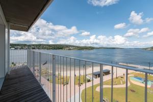 balkon z widokiem na plażę i wodę w obiekcie Hotel Riviera w mieście Moss