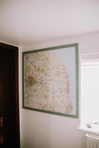 un mapa grande colgando de una pared en Pebbles Cottage, en Caister-on-Sea