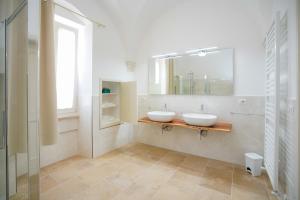bagno con 2 lavandini e specchio di Palazzo Terra d'Otranto a Martano