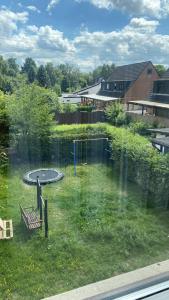 een uitzicht op een tuin met een trampoline bij FeWo Ibis in Bottrop