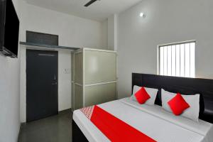 Ένα ή περισσότερα κρεβάτια σε δωμάτιο στο OYO Flagship Amazing Inn
