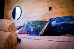 Кровать или кровати в номере Wypoczynkowa Osada - całoroczne domki 700m od Suntago