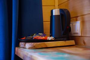 Wypoczynkowa Osada - całoroczne domki 700m od Suntago : وجود آلة صنع القهوة على رأس طاولة