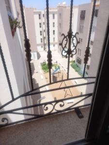 een balkon met uitzicht op een straat vanuit een raam bij Appartement Agadir Salam in Agadir
