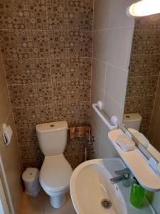 Baño pequeño con aseo y lavamanos en Appartement Agadir Salam, en Agadir