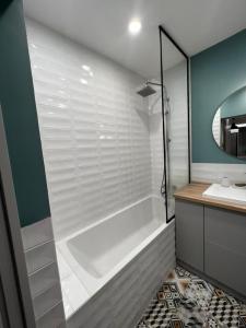 Kylpyhuone majoituspaikassa Two-bedroom apartment