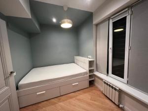 Un pat sau paturi într-o cameră la Two-bedroom apartment