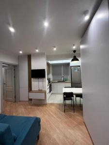 sala de estar con cocina y comedor en Two-bedroom apartment, en Bishkek