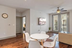 Imagem da galeria de Comfy Retreat Balcony Views Amenities em Woodbridge