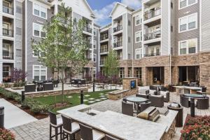 d'une terrasse avec des tables et des chaises. dans l'établissement Comfy Retreat Balcony Views Amenities, à Woodbridge