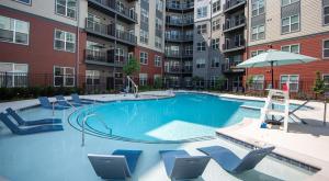 Piscina de la sau aproape de Cozy Getaway - Top Floor Views - Near DC