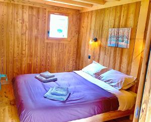 Posteľ alebo postele v izbe v ubytovaní chalet du Champel jacuzzi