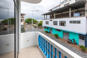 a balcony with a view of a street at Apartamento en San Cristóbal con 2 habitaciones, 6 camas, sala, comedor, cocina, balcón privado, terraza con vista al mar, lavadora, internet satelital, cerca de bares y restaurantes - Sol y Mar, Galápagos Home in Puerto Baquerizo Moreno
