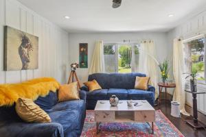 Sala de estar con sofás azules y mesa de centro en Cozy Massachusetts Escape with Patio, Near Beaches!, en Fairhaven