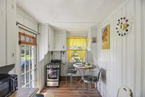 uma cozinha com mesa e cadeiras num quarto em Cozy Massachusetts Escape with Patio, Near Beaches! em Fairhaven